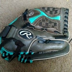 Softball/ baseball mit. Willing to do a bundle with other alike items.